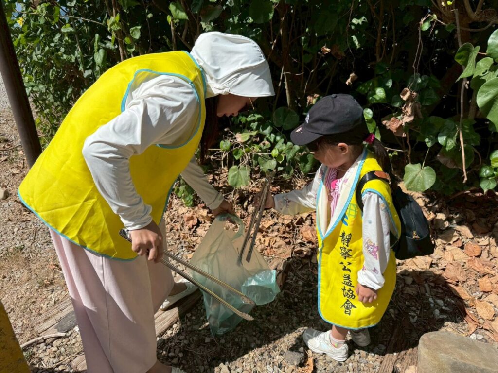 Line album 1141018淨灘 251020 76