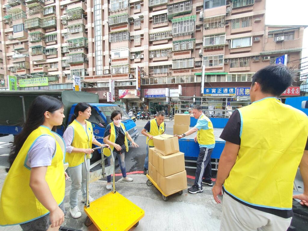 Line album 協會送物資 114910 250910 100