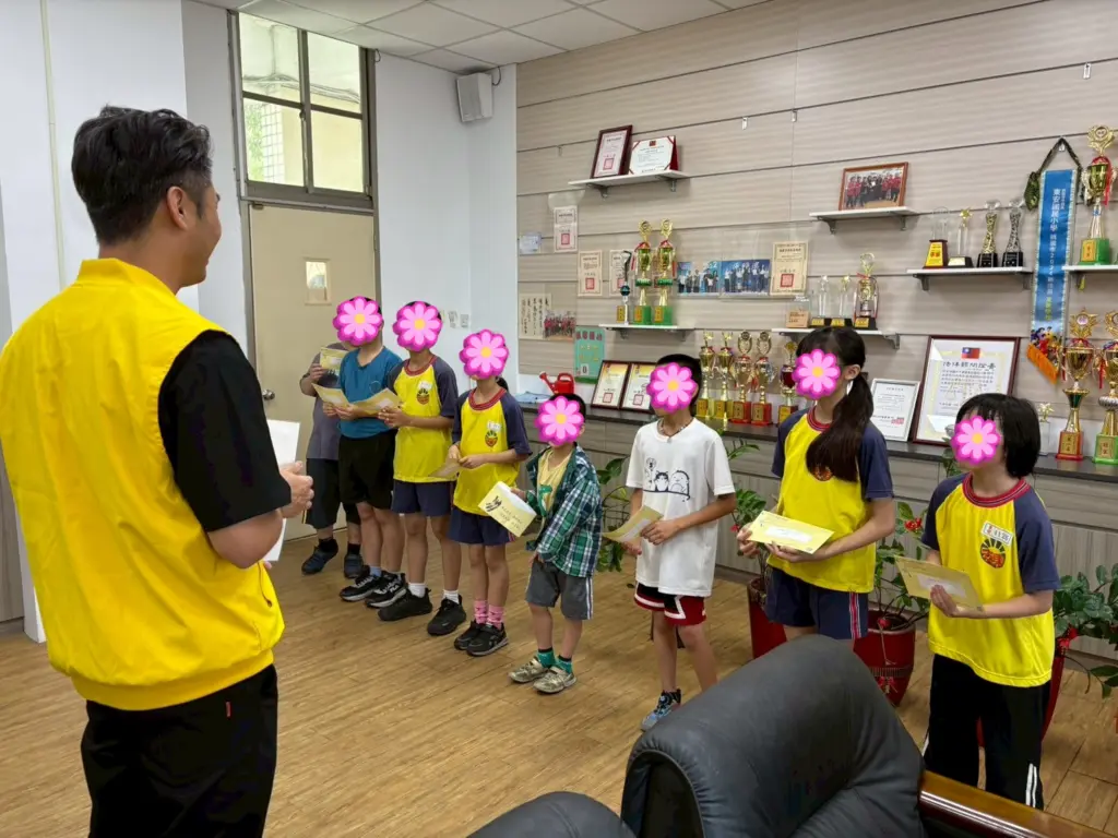 LINE ALBUM 115526東安國中送助養金 260611