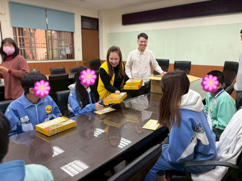 Line album 1141216送助養金 251217 8