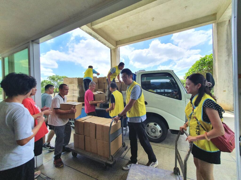 Line album 協會送物資 114910 250910 19