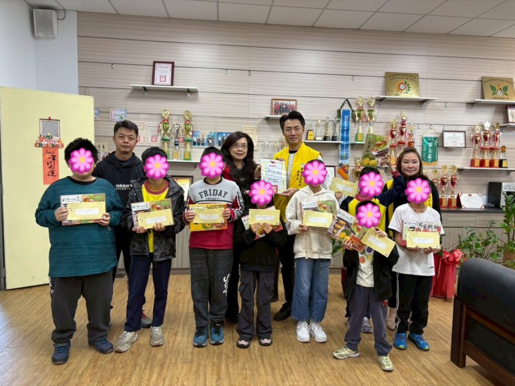 Line album 1141216送助養金 251217 20