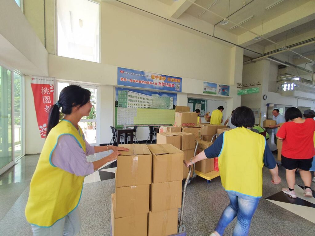 Line album 協會送物資 114910 250910 13