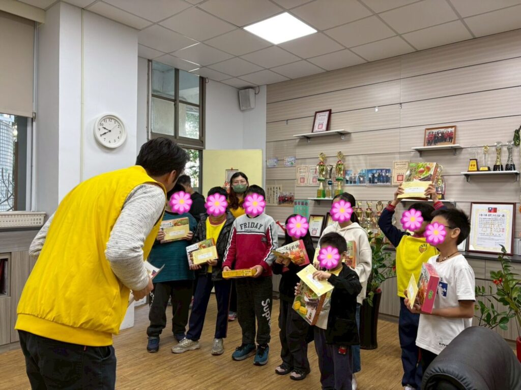 Line album 1141216送助養金 251217 15