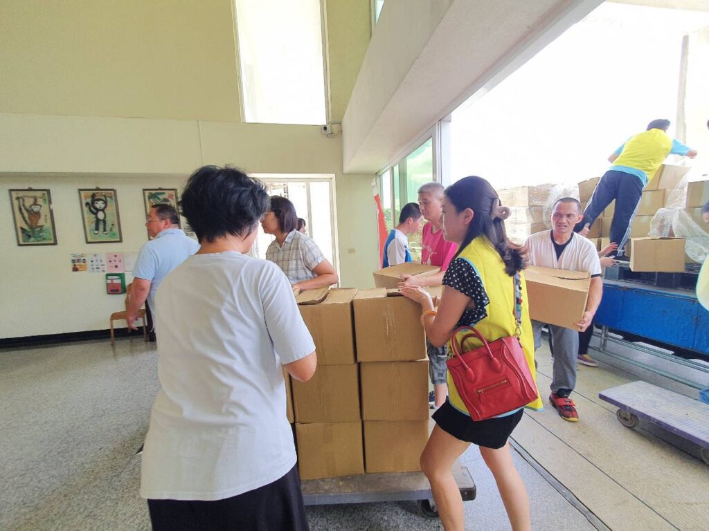 Line album 協會送物資 114910 250910 17