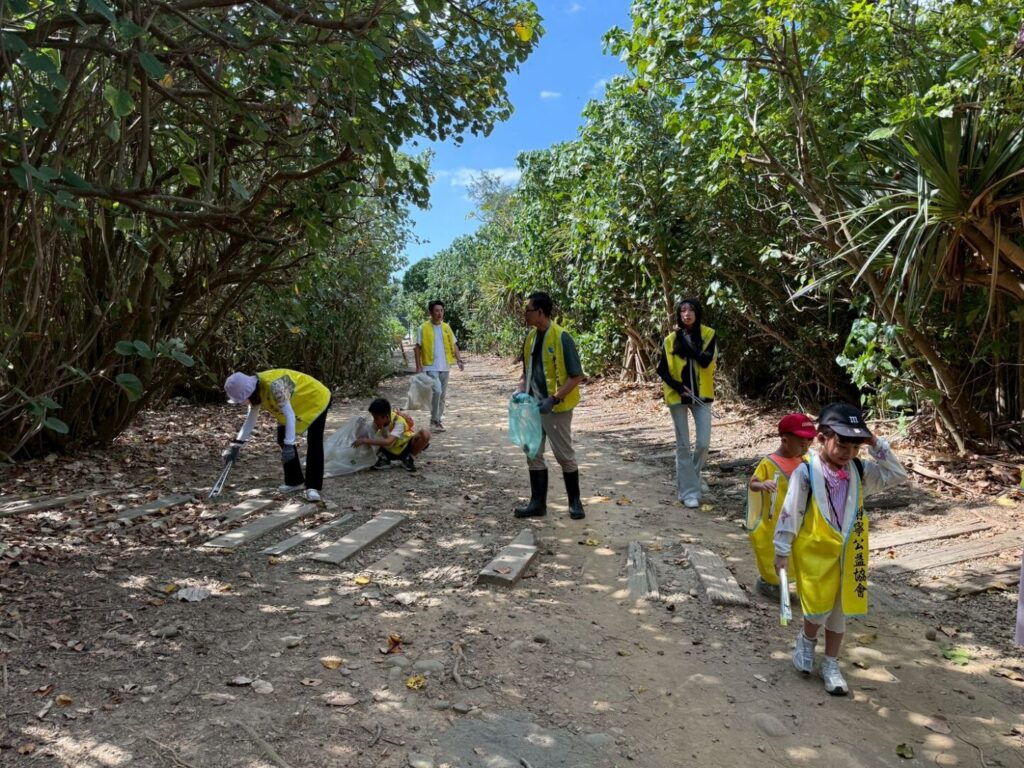 Line album 1141018淨灘 251020 64