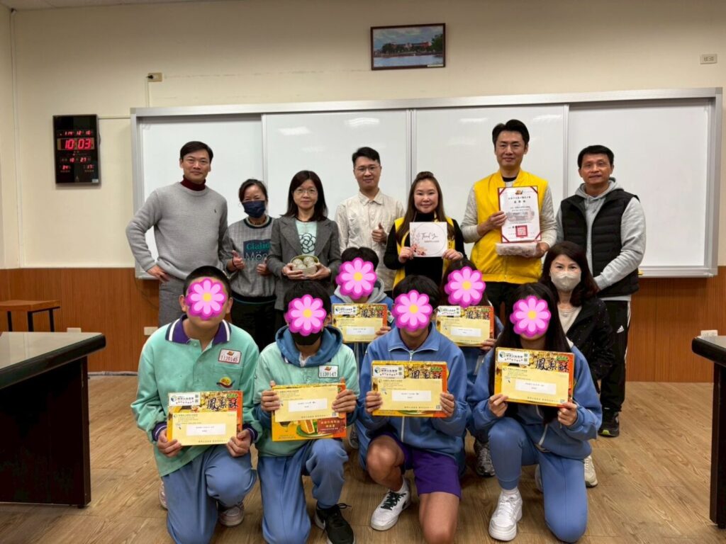 Line album 1141216送助養金 251217 7