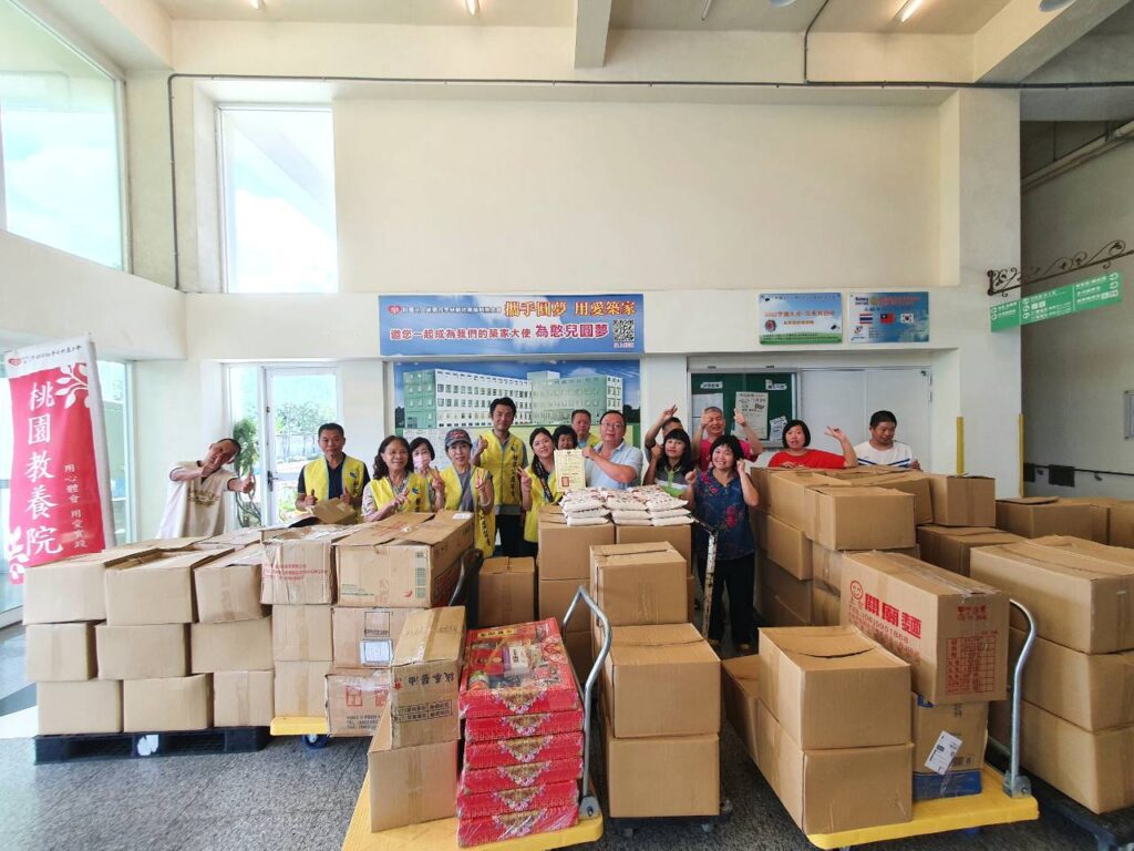 Line album 協會送物資 114910 250910 2