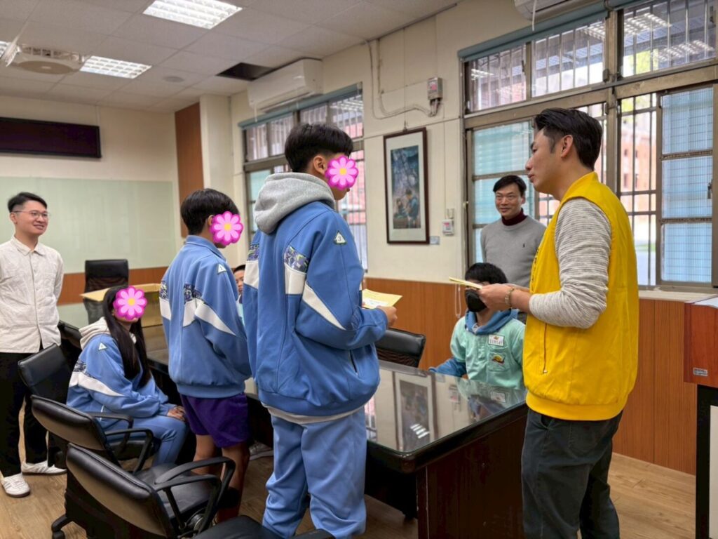 Line album 1141216送助養金 251217 11