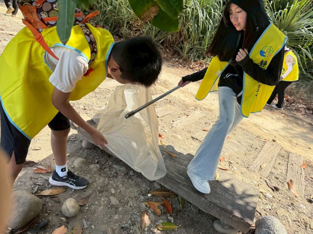 Line album 1141018淨灘 251020 55