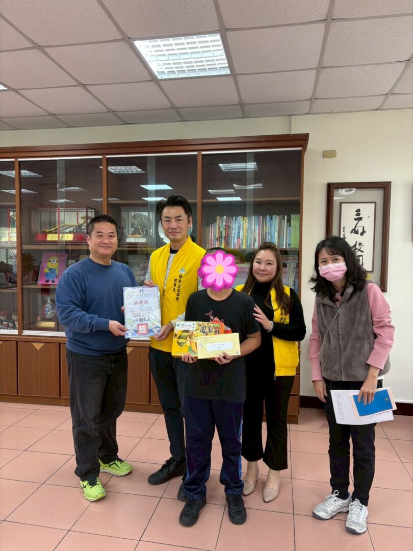 Line album 1141216送助養金 251217 1